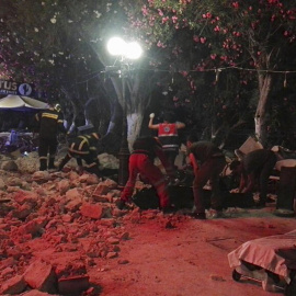 Bomberos buscan entre los escombros tras el terremoto /EFE