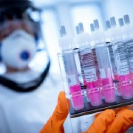 Consiguen curar a un paciente de COVID-19 con un fármaco contra el cáncer