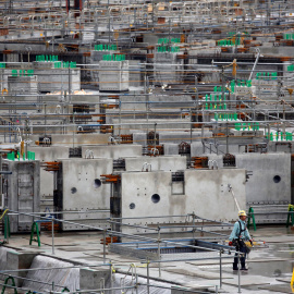 Un trabajador camina por la construcción del Nuevo Estadio Nacional para los Juegos Olímpicos y Paralímpicos de Tokio 2020 / Reuters