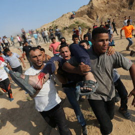 Un herido durante las protestas en Palestina es evacuado.REUTERS/Ibraheem Abu Mustafa