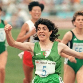 Hassiba Boulmerka, alçant el puny a l'estadi olímpic de Montjuïc al 92.