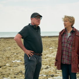 El director William Nicholson, con Annette Bening, en el rodaje.- A CONTRACORRIENTE FILMS
