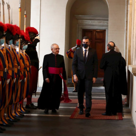 El presidente del Gobierno español, Pedro Sánchez, recibido por el regente de la prefectura de la Casa Pontifica, Leonardo Sapienza (i), antes de la audiencia prevista con el papa Francisco. EFE/Pool Moncloa/Fernando Calvo