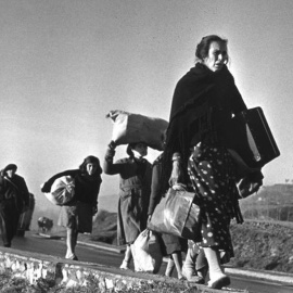 Una cola de españoles rumbo al exilio tras las guerra civil.
