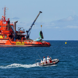 El buque de Salvamento Marítimo recoge varias pateras vacías, que van acumulando en el muelle de Arguineguín (Gran Canaria), hasta su posterior destrucción. EFE/Quique Curbelo