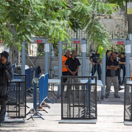 Los militares israelíes hacen guardia en la Puerta de los Leones, el acceso principal al complejo en el que se encuentra la Mezquita de Al Aqsa en Jerusalén (Israel). EFE/EPA/Atef Safadi