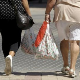 El Gobierno quiere prohibir el uso de las bolsas de plástico. / EFE