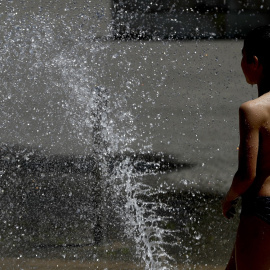 Un niño se refresca en la capital vizcaína este miércoles por el intenso calor | EFE