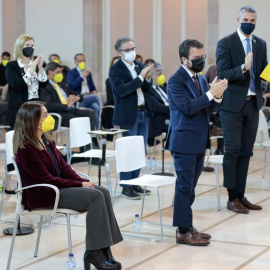 Pere Aragonès aplaudint la portaveu d'ERC, Marta Vilalta, cap al final de la sessió d'investidura.