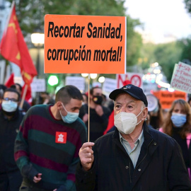 Vista general de la manifestación por la Salud y la Sanidad Pública, este sábado en el centro de la capital madrileña.- EFE/Víctor Lerena.