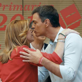 Susana Díaz y Pedro Sánchez se saludan al principio del debate. | EFE