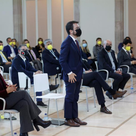 El candidato de ERC, Pere Aragonés, vota de viva voz en el debate de investidura