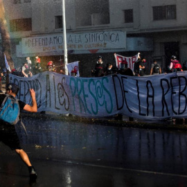 Manifestantes se enfrentan a los carabineros durante una nueva jornada de protestas en contra del gobierno del presidente de Chile, Sebastián Piñera, este viernes en Plaza Italia, ahora conocida como Plaza de la Dignidad, en Santiago. Con consignas a fa