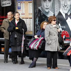 Un grupo de personas mayores espera el autobús /EUROPA PRESS