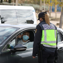 Una agente de la Policía Nacional habla con una conductora durante un control policial. /Europa Press