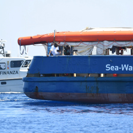 El barco de la ONG Sea Watch custodiado por una patrulla de la guardia fronteriza italiana. - REUTERS