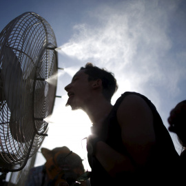 La teoría de la refrigeración en dos cómodos pasos: acércate al ventilador y saca la lengua