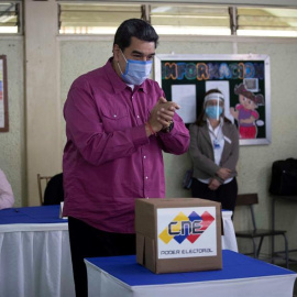 El presidente venezolano, Nicolás Maduro, vota hoy en un centro electoral de Caracas (Venezuela)