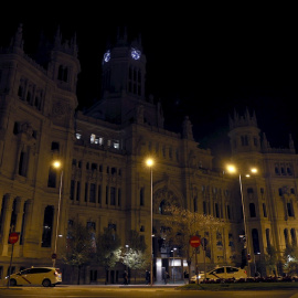 El Palacio de Cibeles (Madrid), con su iluminación apagada durante la Hora del Planeta.