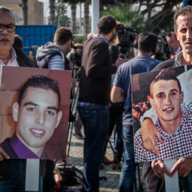 Abdeslam Ahmed y Driss Mohamed sostienen los retratos de sus hijos, Pisly y Emin, respectivamente - Cedida