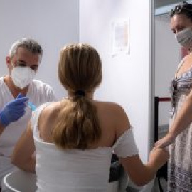 Sanidad y las CCAA decidirán la próxima semana sobre la tercera dosis de la vacuna contra la covid