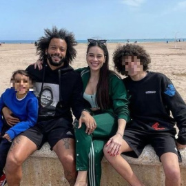 Marcelo, futbolista del Real Madrid, posa con su familia en la playa de València.