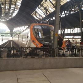 Estado en el que ha quedado el tren accidentado en la estación de Francia en Barcelona. /TWITTER