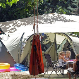 Una familia en un camping. AFP
