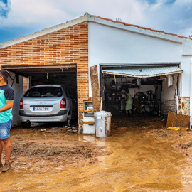Los vecinos de Cobisa (Toledo) limpian de barro sus viviendas tras la inundación causada por la tormenta caída.