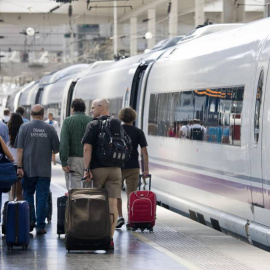 Viajeros a punto de subir a un tren AVE.