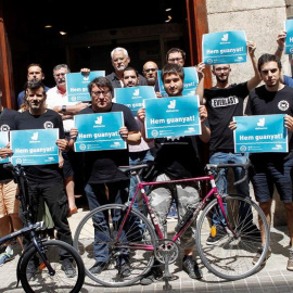 27/06/2019.- Miembros de los colectivos "Riders x Drets" e Intersindical Valenciana, celebran este jueves que el Juzgado de lo Social número 5 de València ha sentenciado que los 97 repartidores de la empresa Roodfoods Spain, matriz de Deliveroo, en esta