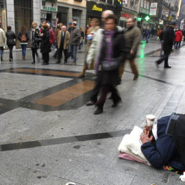 Imagen de archivo de un indigente en la calle Preciados de Madrid. - EFE