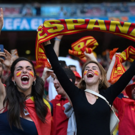 Seguidores de España animan a su país en la semifinal frente a Italia.- Laurence Griffiths / AFP