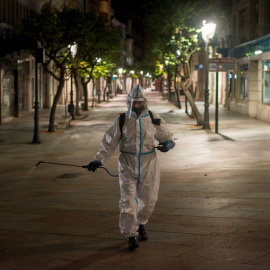 27/10/2020.- Un operario municipal realiza labores de desinfección, en la calle del Paseo de Ourense.