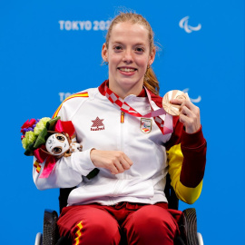 02/09/2021 La nadadora Marta Fernández posa con su medalla de bronce