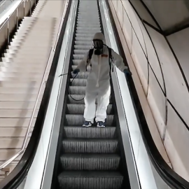 Un operario limpia las instalaciones del Metro de Bilbao.