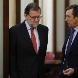 El presidente del Gobierno, Mariano Rajoy (i), conversa con el portavoz del PP en el Congreso, Rafael Hernando, en los pasillos de la Cámara Baja. /EFE