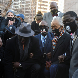 El abogado de la familia Floyd Ben Crump, el reverendo Al Sharpton y la familia Floyd se arrodillan durante 8 minutos y 46 segundos antes del juicio por la muerte de George Floyd.