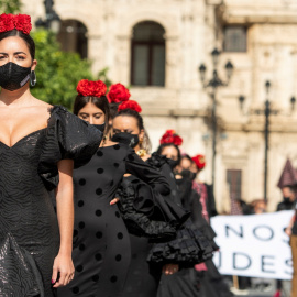 Desfile de moda flamenca con el que los empresarios de Andalucía se han manifestado en el centro de Sevilla para conseguir ayudas específicas para el sector. EFE
