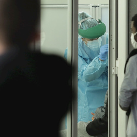 El ministerio de Sanidad ha notificado este miércoles 19.765 nuevos casos de covid, de los que 9.303 se han confirmado en las últimas 24 horas. EFE