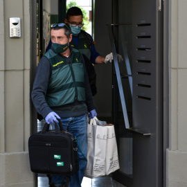 Agentes de la Guardia Civil salen del domicilio del empresario Josep Campmajo, después de efectuar su registro y posterior detención, en Girona, Catalunya (España).