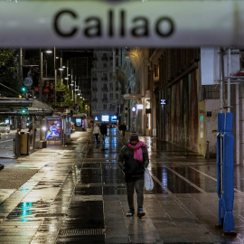 La Gran Vía desde la Plaza del Callao en la primera jornada de toque de queda en la capital.