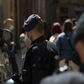 Imagen de archivo de dos agentes de los Mossos d'Esquadra, en Barcelona (Catalunya). - EUROPA PRESS
