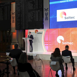 El fundador y CEO de la empresa de energías renovables Soltec Power, Raúl Morales, pronuncia un discurso durante el debut en Bolsa de la compañía. EFE/ Ana Bornay