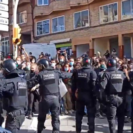 Agentes de la Policía desalojan la Casa Buenos Aires.