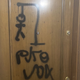 Imagen de la pintada en la puerta de la vivienda del diputado catalán de Vox Toni López.