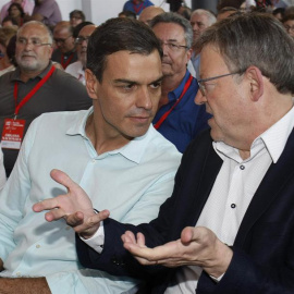 El secretario general del PSOE, Pedro Sánchez (i) y el líder de los socialistas valencianos, Ximo Puig, durante la inauguración del congreso del PSPV-PSOE, que se celebra hasta el domingo en Elche. EFE/Morell
