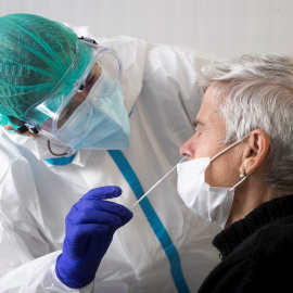 Personal sanitario realiza pruebas PCR.