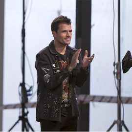 Dani Martín asiste como invitado al programa El Hormiguero.