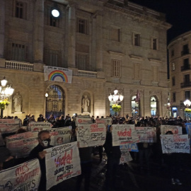 Unes 200 persones es manifesten a la plaça de Sant Jaume de Barcelona en contra del toc de queda. Endavant.